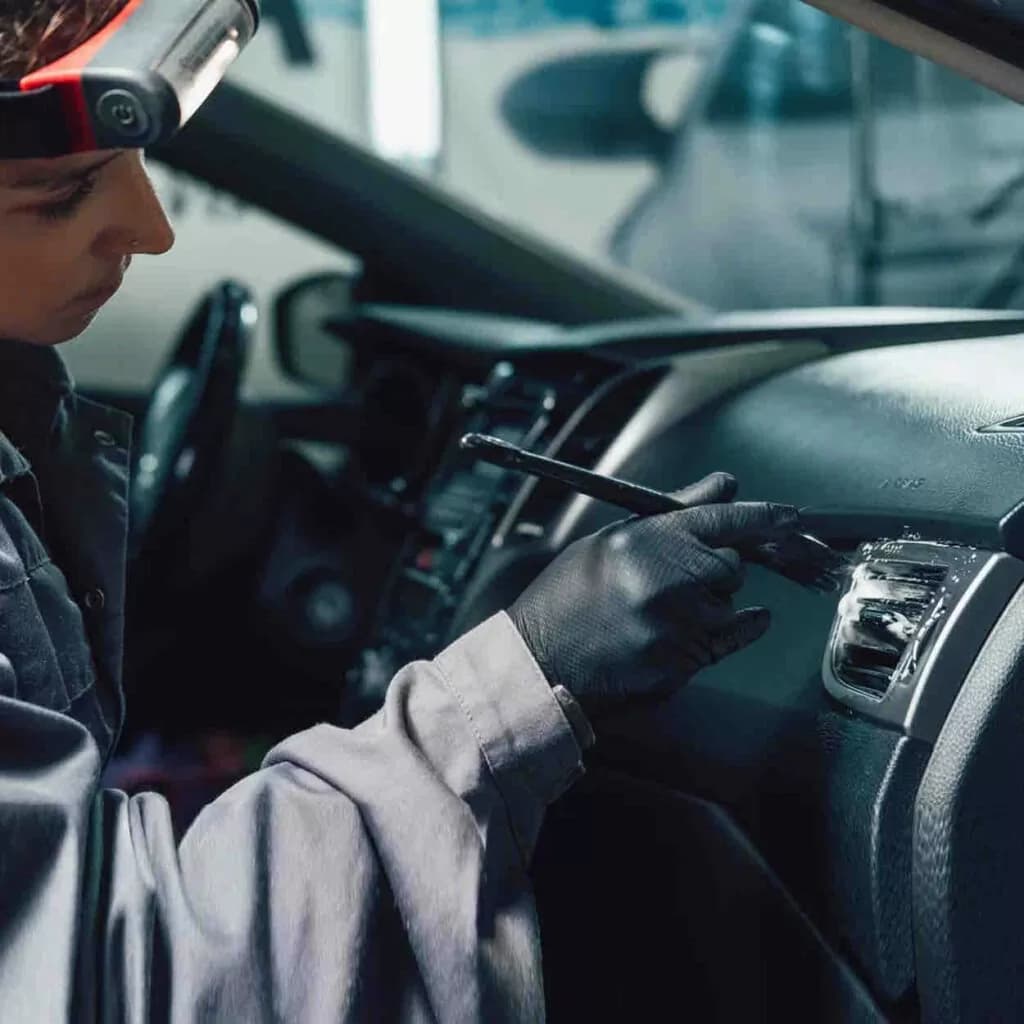 Tým specialistů na čištění interiérů aut